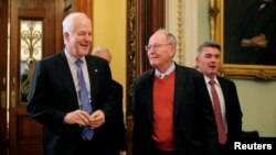 Los senadores John Cornyn y Lamar Alexander durante un descanso en el juicio por juicio político del presidente de Estados Unidos, Donald Trump, en el Capitolio en Washington, el 31 de enero de 2020.