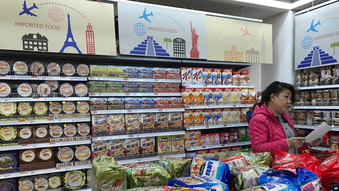 Seorang pedagang sedang menyusun stok bahan makanan impor di sebuah mall di Beijing, China, 17 Maret 2017.