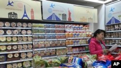 Seorang pedagang sedang menyusun stok bahan makanan impor di sebuah mall di Beijing, China, 17 Maret 2017.