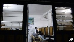 Un cybercafé à Dakar, Sénégal, le 10 août 2006.