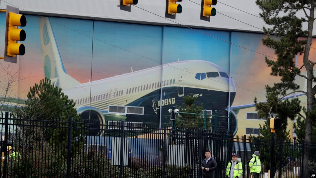 Para pekerja keluar dari pabrik Boeing di Renton, Washington, yang menjadi tempat pembuatan pesawat 737 MAX, 17 Desember 2019. 