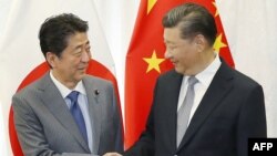 中国国家习近平和日本首相安倍晋三在俄罗斯符拉迪沃斯托克举行会晤。（2018年9月12日） 