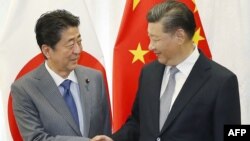 Perdana Menteri Jepang, Shinzo Abe dalam pertemuan dengan Presiden China Xi Jinping di Vladivostok, Rusia dalam forum ekonomi timur 12 September 2018 lalu.