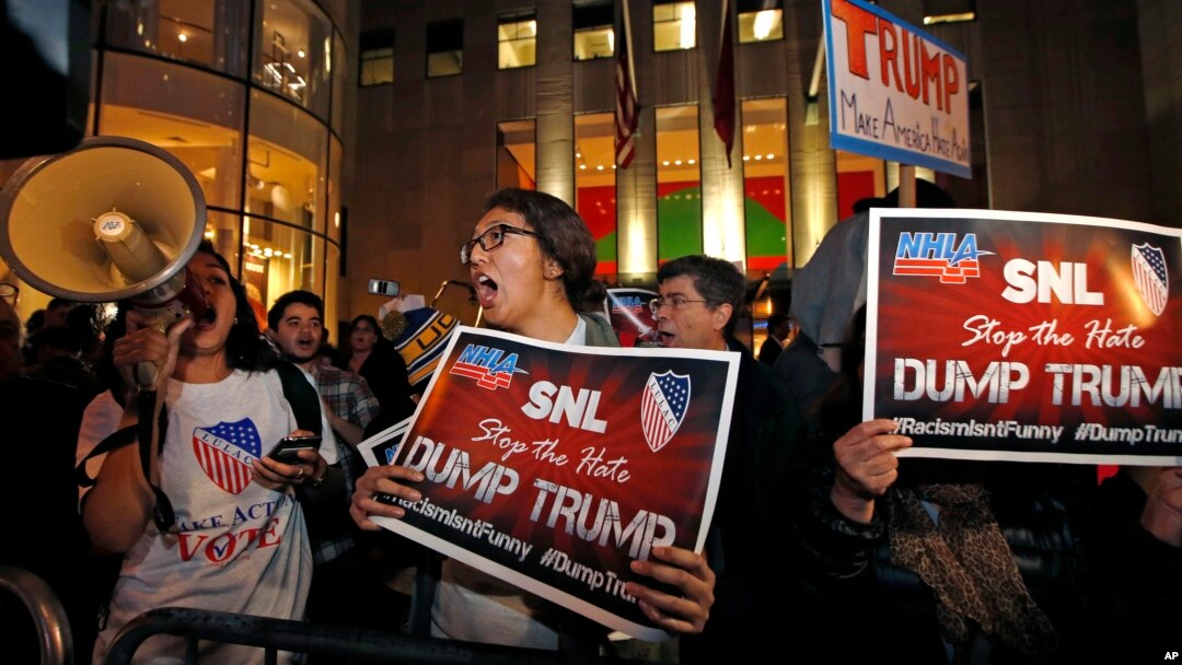 Biểu tình phản đối ông Trump tại chương trình "Saturday Night Live", ngày 4/11/2015.