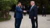 美国总统唐纳德·特朗普在中国北京中南海花园参观结束后离开时，与中国国家主席习近平交谈。(2026年5月15日)