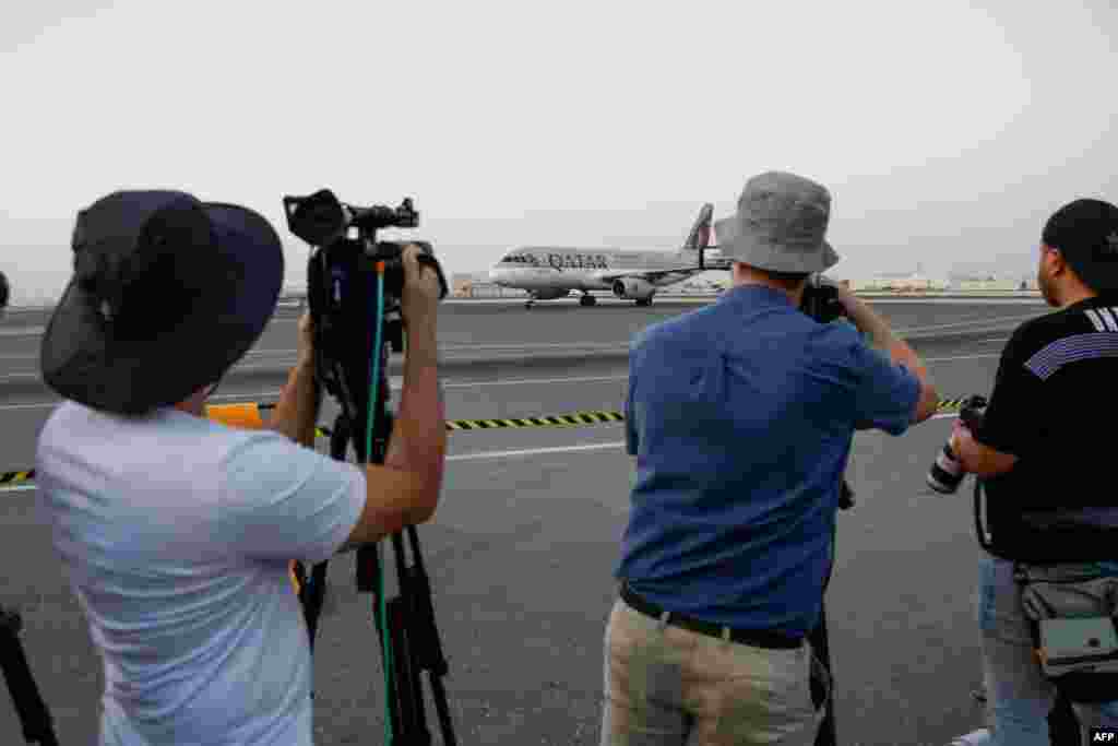 حضور خبرنگاران در فرودگاه دوحه. هواپیمای قطری حامل شهروندان آمریکایی آزادشده از ایران روز دوشنبه ۲۷ شهریور در قطر به زمین نشست.