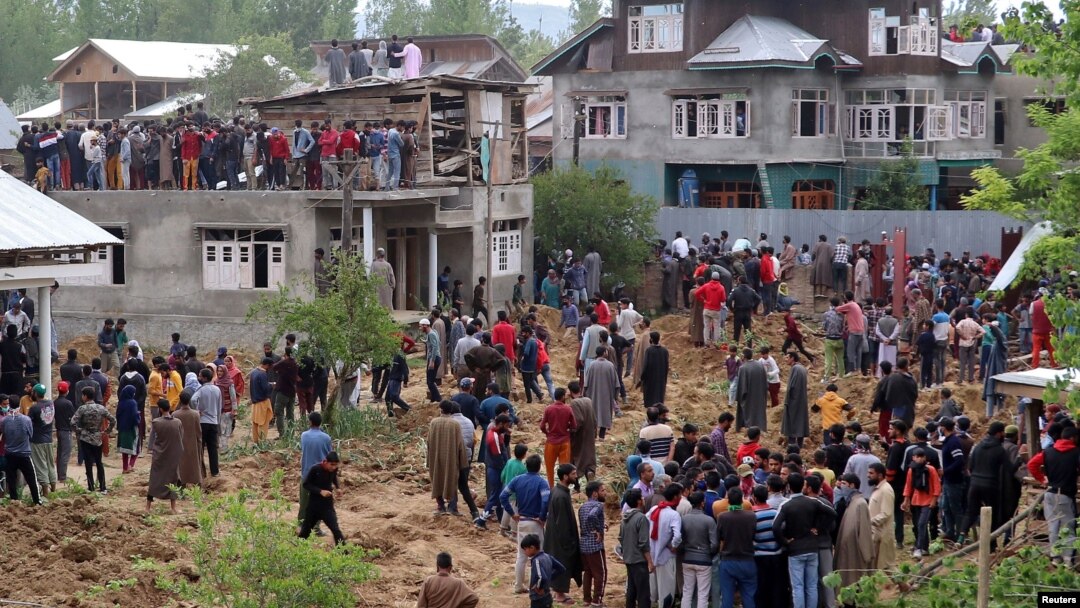 Warga berkumpul di dekat lokasi tewasnya Komandan Hizbul Mujahideen Riyaz Naikoo di Desa Beighpora, Kashmir-India, Rabu (6/5). 