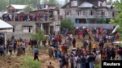 Warga berkumpul di dekat lokasi tewasnya Komandan Hizbul Mujahideen Riyaz Naikoo di Desa Beighpora, Kashmir-India, Rabu (6/5). 