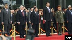 Từ trái: Tổng thư ký ASEAN Surin Pitsawan, Bộ trưởng Quốc phòng Mỹ Robert Gates, Bộ trưởng Quốc phòng Thái Lan Prawit Wongsuwon, Bộ trưởng Quốc phòng Singapore Teo Chee Hean, Phó Bộ trưởng Quốc phòng Nga Nikolai Makarov và Bộ trưởng Quốc phòng Philippines