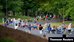 Personas hacen fila frente a un Centro de Carreras de Kentucky con la esperanza de encontrar ayuda con su reclamo de desempleo en Frankfort, Kentucky, el 18 de junio de 2020.