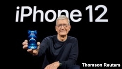 l CEO de Apple, Tim Cook, posa con el nuevo iPhone 12 Pro en Apple Park en Cupertino.