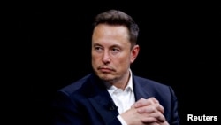 ARCHIVO - Elon Musk, CEO de SpaceX y Tesla y propietario de X, anteriormente conocida como Twitter, asiste a la conferencia Viva Technology dedicada a la innovación y las nuevas empresas en el centro de exposiciones Porte de Versailles en París, Francia, el 16 de junio de 2023.