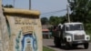 Un camión pasa junto a un cartel a la entrada de Bejucal, Cuba, 12 de junio de 2023. REUTERS/Dave Sherwood