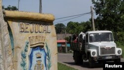 Un camión pasa junto a un cartel a la entrada de Bejucal, Cuba, 12 de junio de 2023. REUTERS/Dave Sherwood