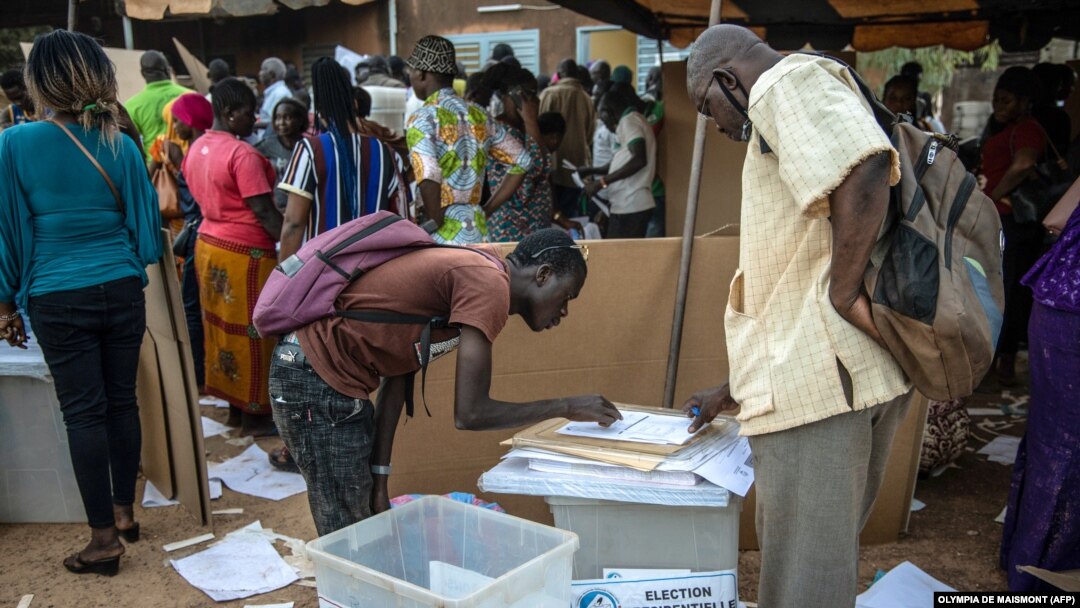 Abakozi b'akanama gashinzwe amatora bareba impapuro z'itora muri Burkina Faso