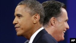 Los candidatos Barack Obama y Mitt Romney se pelean también por el apoyo de la prensa.