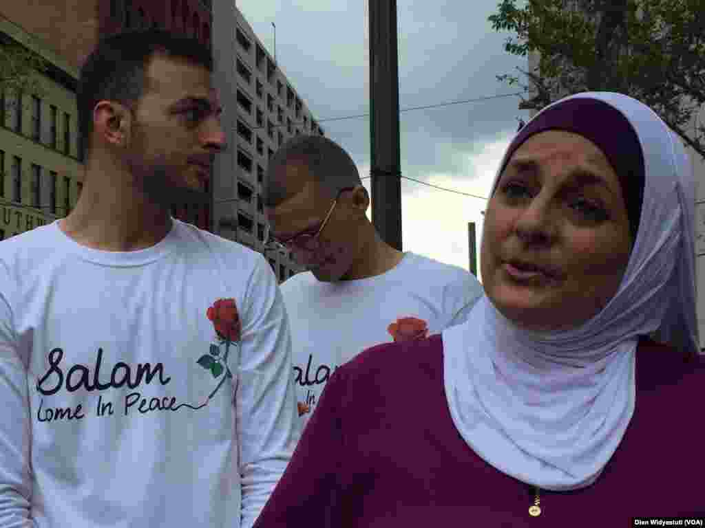 Rose Hamid, seorang demonstran yang menyuarakan perdamaian lewat gerakan &quot;Salam, I come in peace&quot;. Hamid sebelumnya pernah diusir dari kampanye Trump di South Carolina yang ia hadiri.