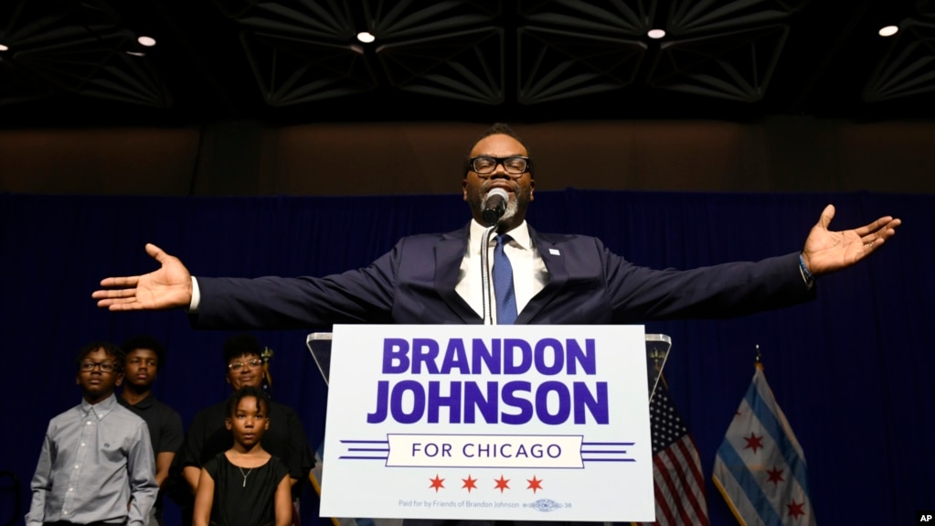 El alcalde electo de Chicago, Brandon Johnson, celebra con sus partidarios después de derrotar a Paul Vallas en la segunda vuelta de elecciones por la alcaldía el 4 de abril de 2023.