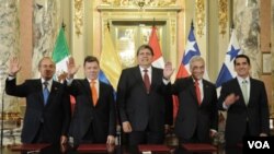 Los presidentes tras firmar el Acuerdo del Pacífico, Felipe Calderón de México, Juan Manuel Santos de Colombia, Alan García de Perú, Sebastián Piñera de Chile y el ministro para asuntos del Canal de Panamá, Rómulo Roux.