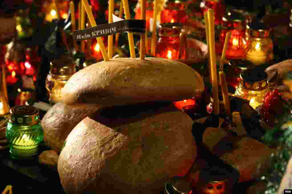 Краюха хлеба, свеча и ветка калины. Символы глубокой скорби украинского народа. 