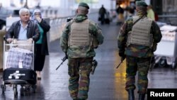 Des soldats belges en patrouille à l'aéroport international à Zaventem près de Bruxelles, le 21 novembre 2015. (Photo REUTERS/Francois Lenoir)