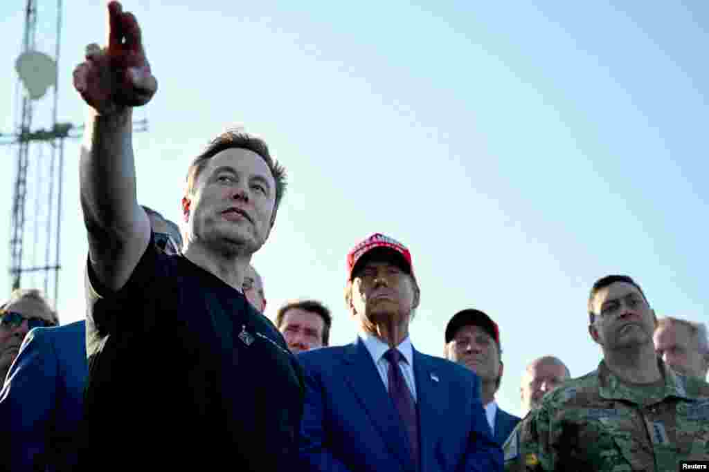 Elon Musk habla con el presidente electo de Estados Unidos, Donald Trump, y sus invitados durante el lanzamiento del sexto vuelo de prueba de la nave espacial SpaceX Starship, en Brownsville, Texas, el 19 de noviembre de 2024.