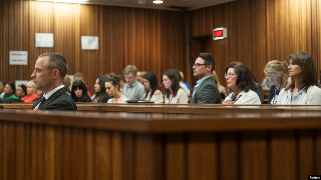 Atlet Afrika Selatan Oscar Pistorius pada sidang kasus pembunuhan di pengadilan Pretoria, Afrika Selatan (5/5). (Reuters/Ihsaan Haffejee)