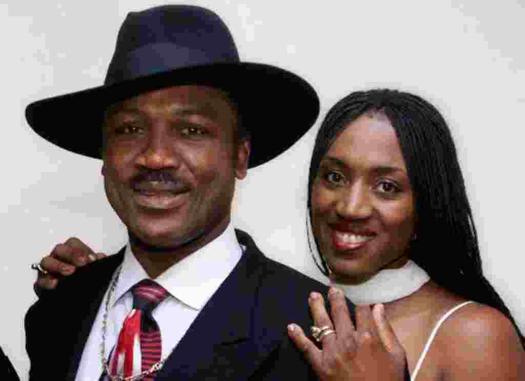 El ex campeón de peso pesado Joe Frazier, con su hija Jacqueline, también boxeadora, durante la proyección de "Ali-Frazier 1: Una Nación ... Divisible", un documental de HBO.
