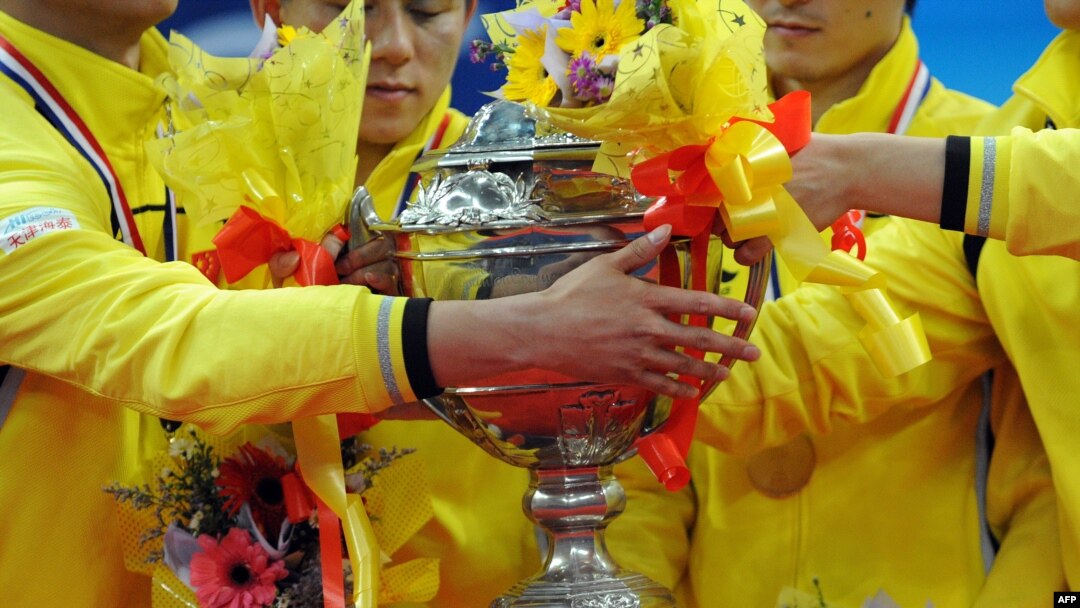 Tim Bulu Tangkis China memegang piala Thomas setelah memenangkan pertandingan final melawan tim Indonesia pada final kejuaraan bulu tangkis di Kuala Lumpur, Malaysia, 16 Mei 2010. (Foto: dok).