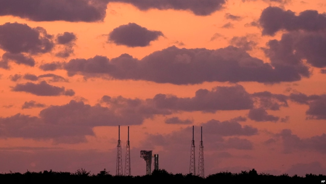 La cápsula Starliner de Boeing, montada en un cohete Atlas V, en la plataforma de lanzamiento del Complejo 41, al amanecer del 1 de junio de 2024, en Cabo Cañaveral, Florida. 