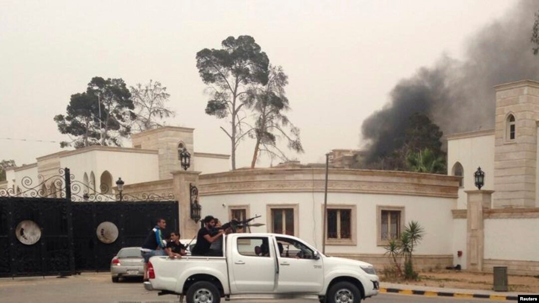 Pasukan pendukung Jendral Khalifa Haftar menyerang parlemen Libya hari Minggu (18/5).
