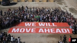 Les participants de la conférence sur le climat COP22 organisent une manifestation publique d'appui aux négociations sur le climat et à l'accord de Paris, le dernier jour de la conférence, à Marrakech, au Maroc, vendredi 18 novembre 2016.