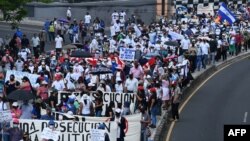 Sociedad civil salvadoreña protesta contra las políticas del presidente Nayib Bukele en el Día de la Independencia en San Salvador, el 15 de septiembre de 2021.