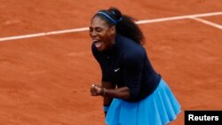  Serena Williams des Etats-Unis vs Kiki Bertens des Pays-Bas - Paris, France, 3 juin, 2016.