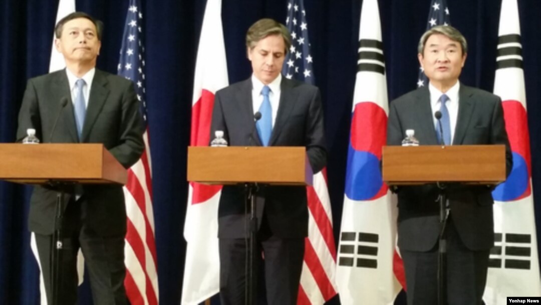 지난 16일 미국 국무부에서 미한일 외교차관 회담이 열렸다. 왼쪽부터 사이키 아키타카 일본 외무성 사무차관, 토니 블링큰 국무부 부장관, 조태용 한국 외교부 제1차관. (자료사진)