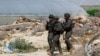 اعضای ارتش اسرائیل صحنه حادثه تیراندازی را در نزدیکی اریحا در کرانه باختری اشغالی اسرائیل، ۹ فروردین ۱۴۰۳ بازرسی می کنند.