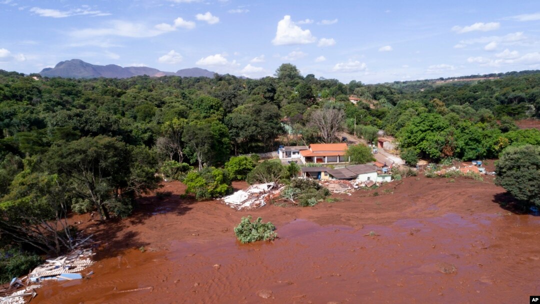 Banjir akibat jebolnya bendungan tailing bijih besi di dekat Brumadinho, Brasil, pada Jumat, 25 Januari 2019. (Foto: Bruno Correia/Nitro via AP)