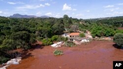 Banjir akibat jebolnya bendungan tailing bijih besi di dekat Brumadinho, Brasil, pada Jumat, 25 Januari 2019. (Foto: Bruno Correia/Nitro via AP)