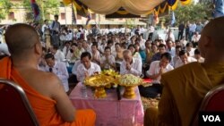 Parliament members, officers and supporters of the Cambodian National Rescue Party gather to commemorate the victims of the 1997 grenade attack in Wat Botum park, Phnom Penh, Wednesday March 30, 2016. (Leng Len/VOA Khmer)