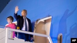 인도 방문을 마친 도널드 트럼프 미국 대통령이 25일 인도 공군 팔람 공항에서 대통령 전용기 '에어포스원'에 탑승 전 손을 흔들고 있다.