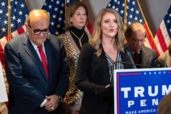 ARCHIVO - Rudy Giuliani (izq) y Jenna Ellis (der), abogados del presidente Donald Trump hablan con la prensa en la sede del Comité Nacional Republicano, en Washington DC, el jueves 19 de noviembre de 2020.