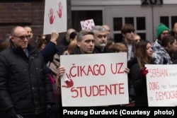 Marko Kojić drži plakat "Čikago uz studente" (Foto: Predrag Đurđević)