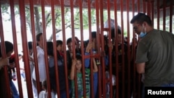 Los colombianos desplazados por ataques de rebeldes del Ejército de Liberación Nacional (ELN) esperan donaciones de alimentos y ropa en el Estadio General Santander, en Cúcuta, Colombia, 20 de enero de 2025. 