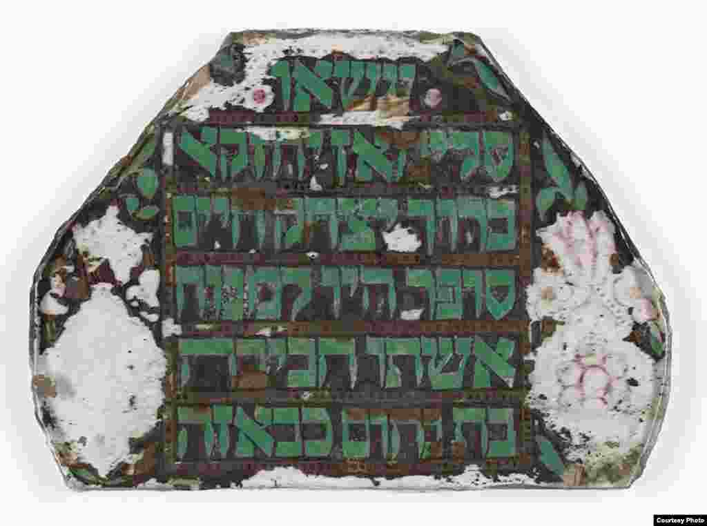 Detil dalam tempat penyimpanan kitab suci Torah atau Taurat. (U.S. National Archives) 