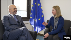 Le premier ministre albanien Edi Rama rencontre Federica Mogherini de l'UE à Bruxelles, le 5 décembre 2017 