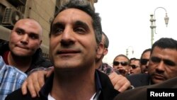 Satiris Mesir, Bassem Youssef saat hadir di pengadilan Kairo atas tuduhan menghina Islam dan Presiden Morsi (31/3). 