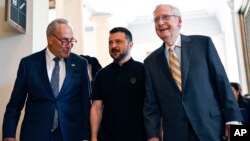 Presiden Ukraina, Volodymyr Zelenskyy (tengah) diapit oleh pemimpin Senat AS, pemimpin mayoritas Senat Chuck Schumer (kiri) dan Senator Mitch McConnel, di Capitol Hill hari Rabu (10/7). 