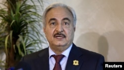 Le maréchal libyen Khalifa Haftar, lors d’une conférence de presse à Amman, Jordanie, 24 août 2015.