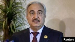 Le chef autoproclamé de l'Armée nationale libyenne, Khalifa Haftar, lors d’une conférence de presse à Amman, Jordanie, 24 août 2015.