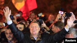 Capres Rumania Klaus Iohannis merayakan kemenangannya dalam Pilpres bersama para pendukungnya di pusat kota Bucharest (16/11).